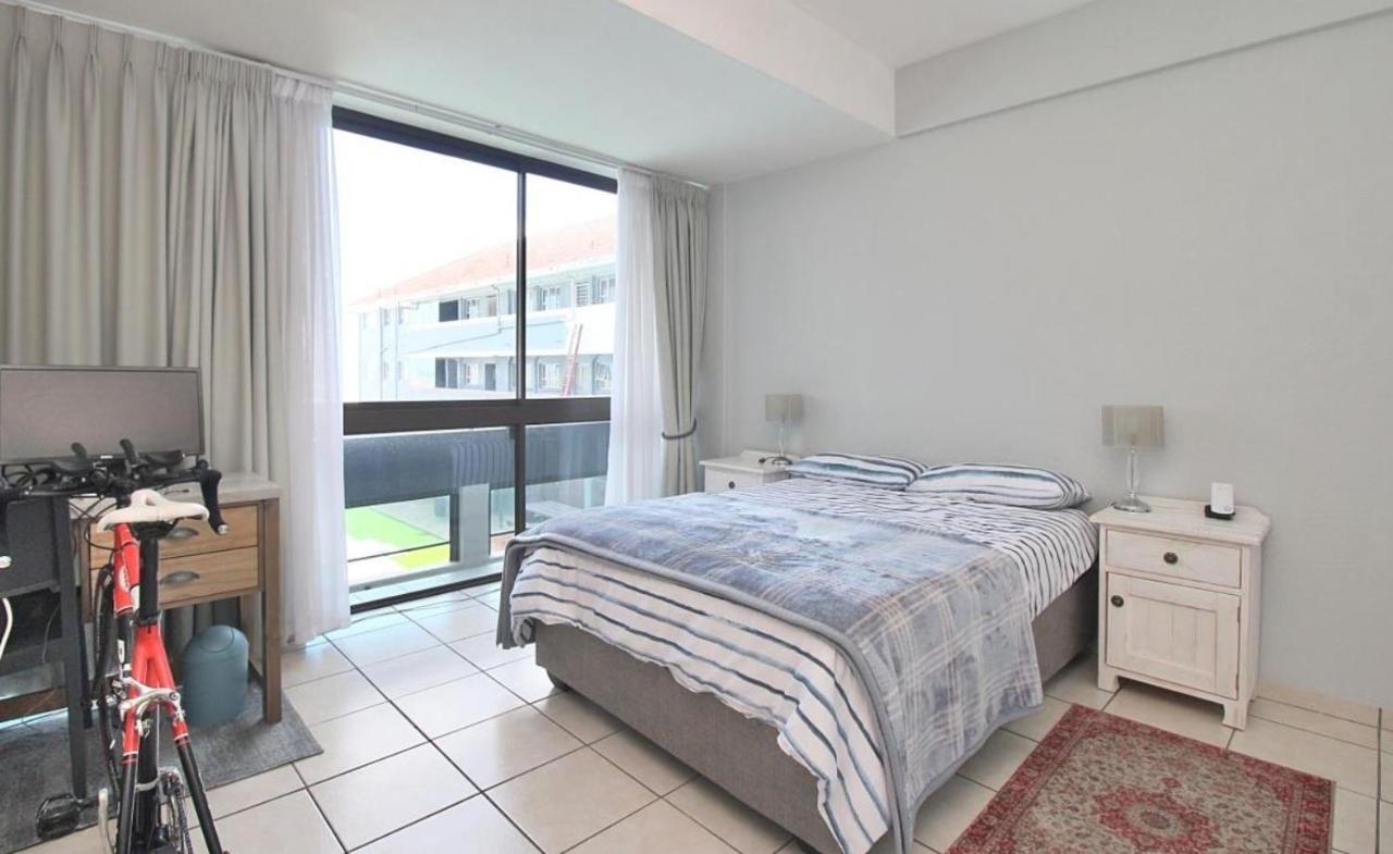 208 Monaco Gardens * Le Cap