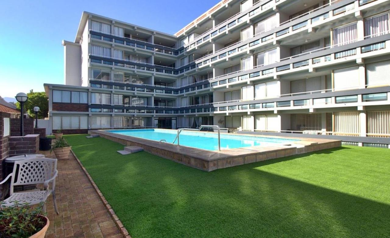 208 Monaco Gardens * Le Cap